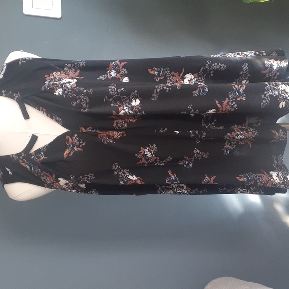 free press Tops - Free people black floral pullover tunic top sz small